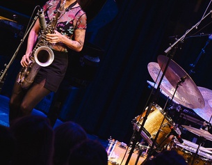 Musikerinnen auf der Bühne beim Jazzfestival Saalfelden