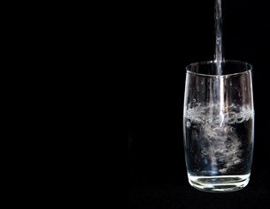 APA/dpa-Zentralbild/Arno Burgi Halb volles bzw halb leeres Wasserglas