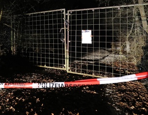 Polizeiabsperrband im Dunkeln, Gittertor