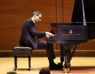 THE MCKNIGHT CENTER FOR THE PERFOMING ARTS ROBIN HERROD Jonathan Biss