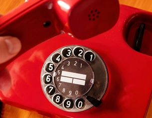 Altes Telefon mit Wählscheibe