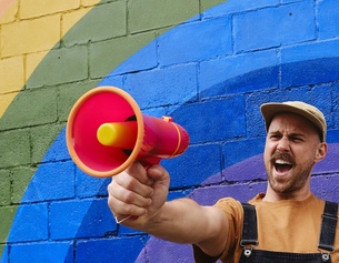 Mann mit Megaphon
