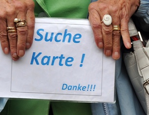 APA/BARBARA GINDL Ältere Dame hält Schild in Händen