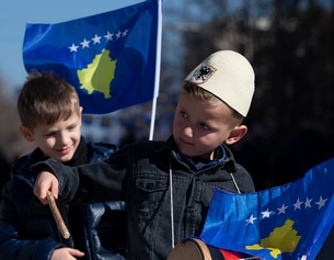 Zwei kosovarische Buben mit Fahnen bei einer Unabhängigkeitsfeier in Pristina 