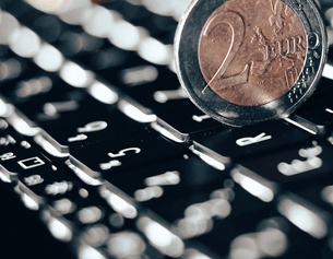 Zwei-Euro-Münze auf einer Tastatur