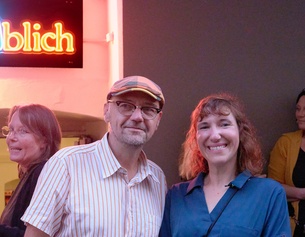 Theater Löblich: Theater-DirektorInnen Martin Moped und Christina Berzaczy vor ihrem Theatereingang