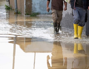 Hochwasser in Niederösterreich, 2024: Zwei Männer in Gummistiefel