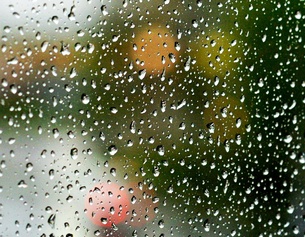 Regentropfen an einer Fensterscheibe