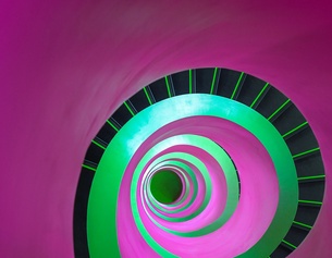 APA/DPA/PATRICK PLEUL Wendeltreppe in grün und magenta