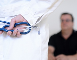 Arzt hält Stethoskop in der Hand