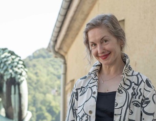 Foto: Valery Tscheplanowa am Dach des Salzbzurger Festspielhauses