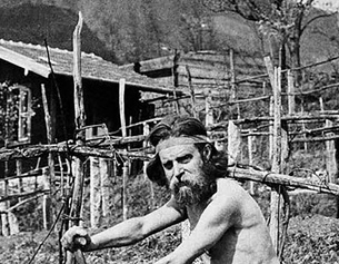 GEMEINFREI Nackter Mann beim Ackerbau, 1907