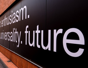 Kunsthalle Wien MuseumsQuartier (c) ORF/JOSEPH SCHIMMER Schriftzug, der mit dem Wort "future" endet