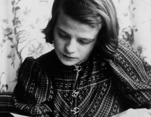 AFP/GEDENKSTAETTE DEUTSCHER WIDERSTAND Sophie Scholl sitzt und liest ein Buch