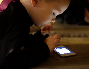 Kleinkind mit Smartphone