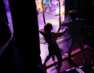 Kinder im Backstage des Zirkus