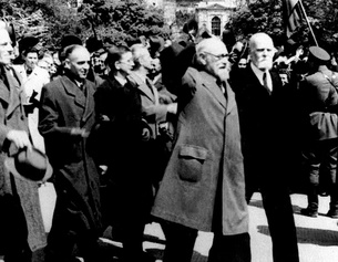 APA/HEERESGESCHICHTL.MUSEUM/HT Karl Renner nach der Konstituierung der Provisorischen Staatsregierung am 29. April 1945