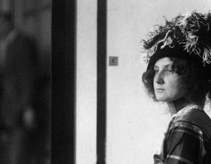 Emilie Flöge im Modesalon, 1910