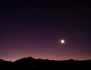 AFP/MARTIN BERNETTI Nachthimmel mit Mond und Sternen