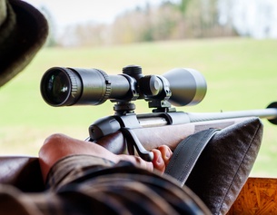 PICTUREDESK.COM/FOTOKERSCHI/MARTIN SCHARINGER Jäger mit Gewehr