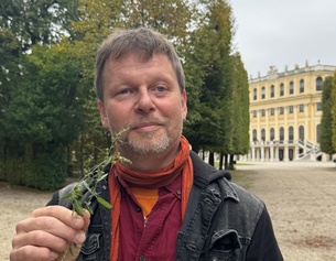 Michael Zisser in Schönbrunn mit Kräutlein.