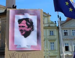 Plakat mit Vaclav Havels Gesicht, daneben EU.Fahne