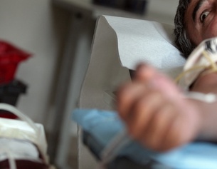 Ein Mann liegt im Krankenhaus.