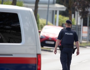 Polizist in Ternitz neben Polizeibus