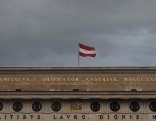 AFP/ALEXANDER KLEIN Die Österreichische Flagge weht über dem Burgtor.