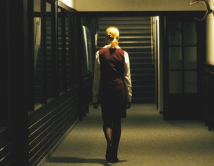 COOP99 Frau im Gang, "Hotel" von Jessica Hausner