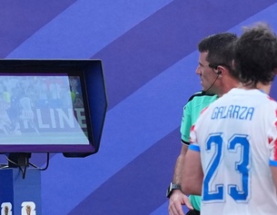 FIFA-WM-Schiedsrichter blickt auf den Monitor (VAR-System)