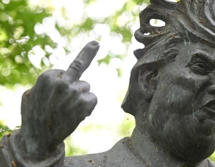 Trump-Bronzefigur mit Mittelfinger
