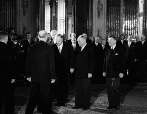 PICTUREDESK.COM/ÖNB-BILDARCHIV/ALBERT HILSCHER Staatsvertrag: Bundeskanzler Raab, Vizekanzler Schärf und Außenminister Figl begrüßen die Außenminister der Signatarstaaten