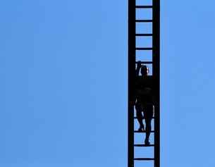 Mann auf einer Leiter
