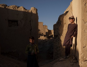 Zwei Burschen in einem Dorf bei Kabul