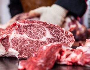 Rindfleisch vom Wagyu-Rind wird zugeschnitten