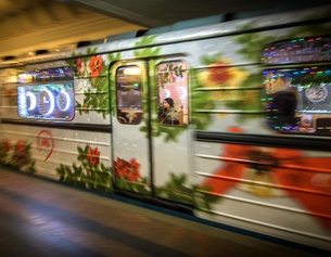 APA/AFP/YURI KADOBNOV Vorbeifahrende U-Bahn
