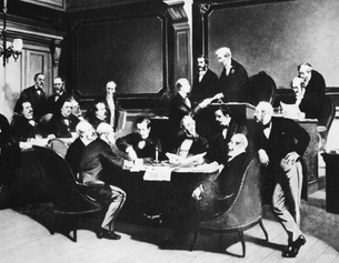 Am 22. August 1864 wurde die erste Genfer Konvention unterzeichnet. Das Bild vom Maler Dumaresq zeigt, wie General Dufour das Dokument einem der Bevollmächtigten im Genfer Rathaus unterbreitet. Neben ihm der Rot-Kreuz-Mitbegründer Gustav Moynier.