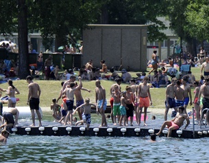 Besucher des Strandbad Gänsehäufel in Wien-Donaustadt