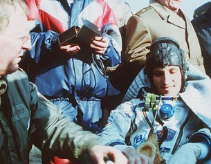JOACHIM HUBER Franz Viehböck und sein betreuender Arzt Joachim Huber nach der Landung der Sojus TM-12 1991 in Kasachstan