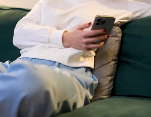 Frau auf dem Sofa mit Smartphone