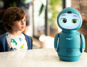 MOXIE Kind mit Moxie-Roboter