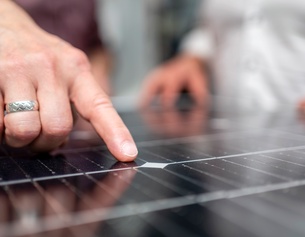 Hände, Finger zeigt auf etwas