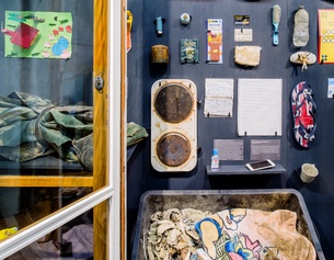 KOLLEKTIV FISCHKA/KRAMAR Museum auf der Flucht. Ausstellungsvitrine im Direktorenzimmer