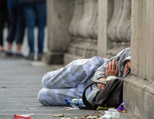 Obdachloser schläft auf der Straße in Irland