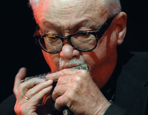 AFP/FREDERICK FLORIN Jean "Toots" Thielemans spielt die Mundharmonika.