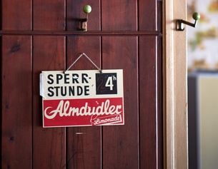 Sperrstundenschild in einem Wirtshaus