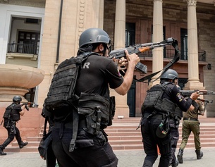 PICTUREDESK.COM/AFP/MURTAZA ALI Polizeikommando vor der Provinzversammlung des Punjab in Lahore