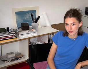 Leonie Streibl an ihrem Schreibtisch