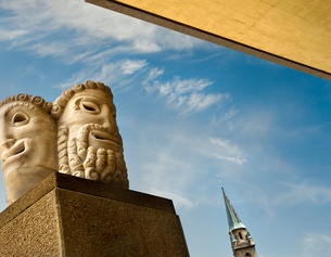 LUIGI CAPUTO Masken vor dem Festspielhaus in Salzburg